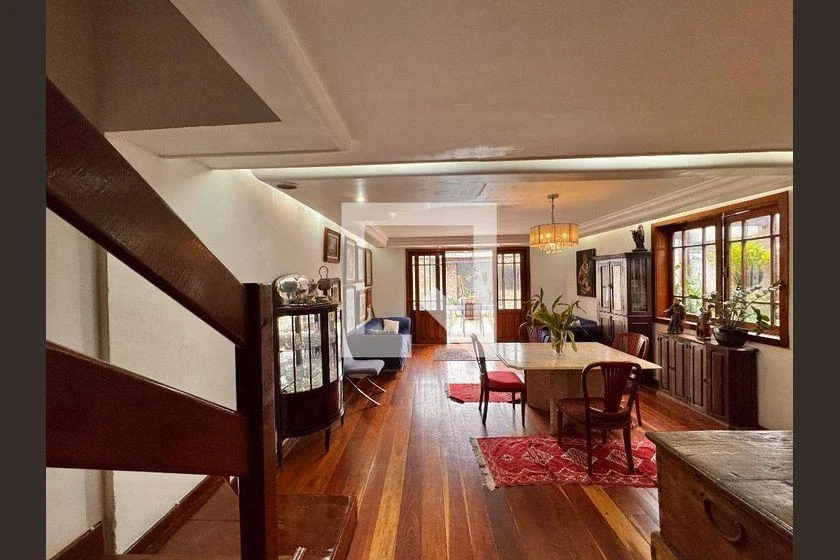 Casa em condomínio com 4 quartos e 145 m²