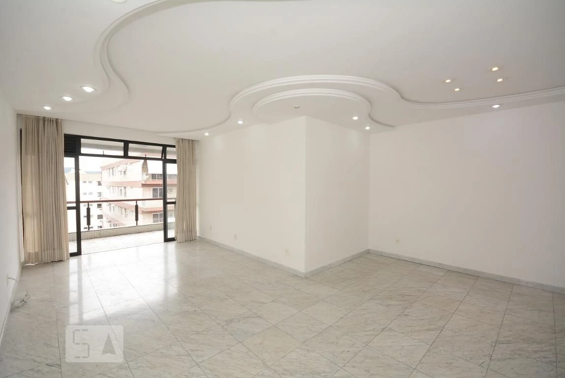 4-bedroom apartment in a building with a pool — photo 10