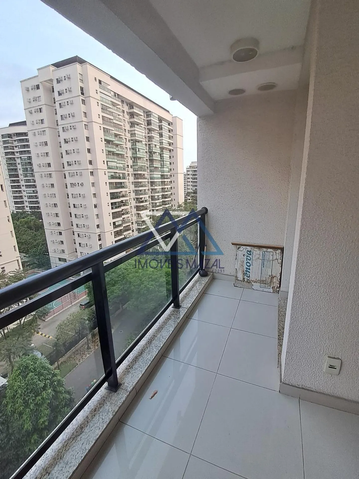 Квартира 70 м² с застеклённым балконом и камином — photo 10