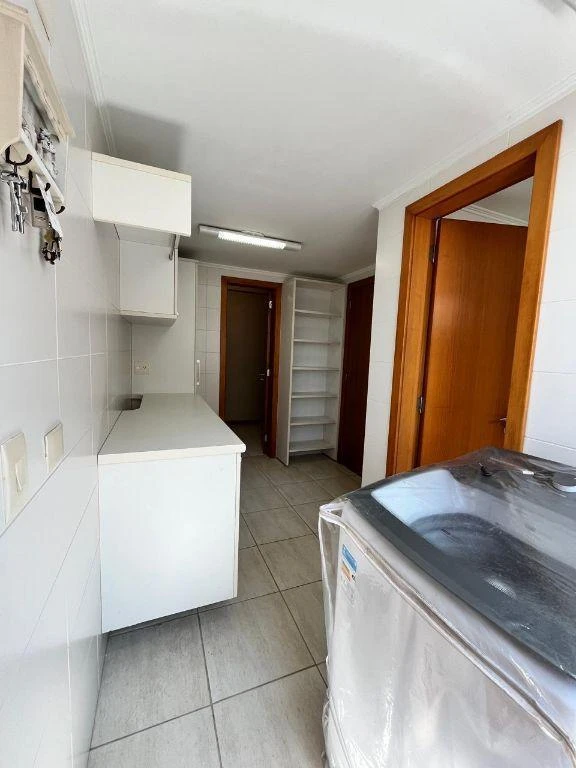 Bathtub in a 3-bedroom apartment, 145 m² — photo 11
