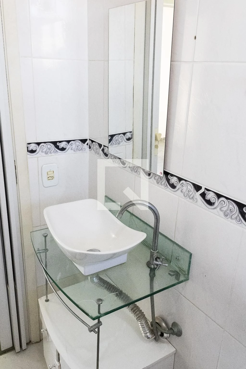 2-bedroom apartment in a building with a pool — photo 33
