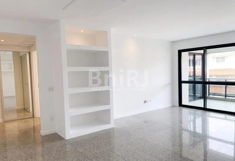 3-bedroom apartment in a building with a pool — photo 52