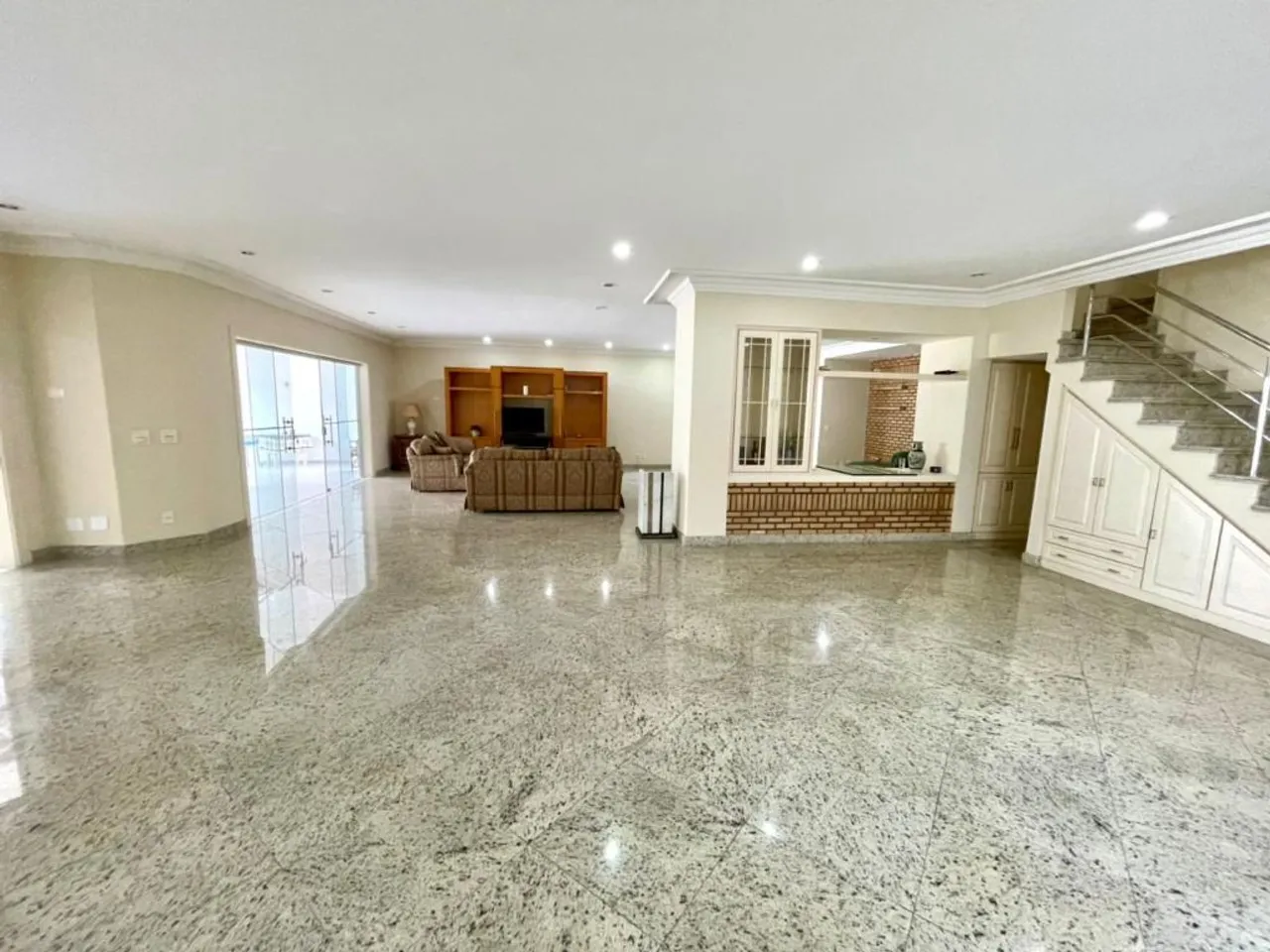 House with 5 bedrooms and a glassed-in balcony — photo 4