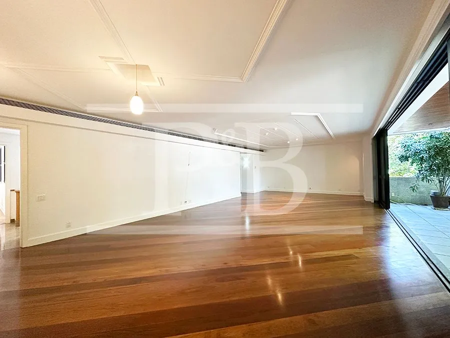 300 m² apartment with 4 bedrooms and 4 parking spots — photo 14