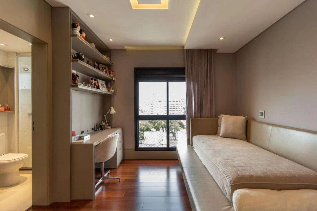 Home office in a 4-bedroom apartment, 181 m² — photo 23