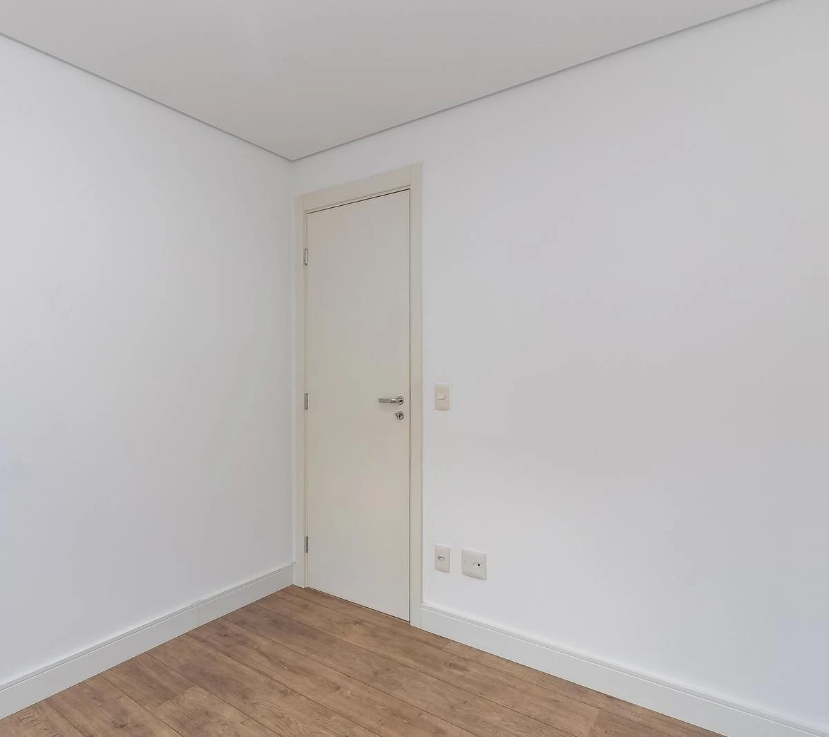 Квартира 71 м² с застеклённым балконом и панорамными окнами — photo 26