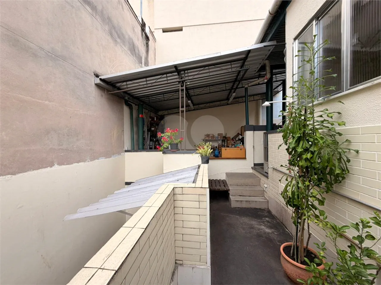 Casa com 5 quartos e 5 banheiros, varanda e janelas amplas — photo 19