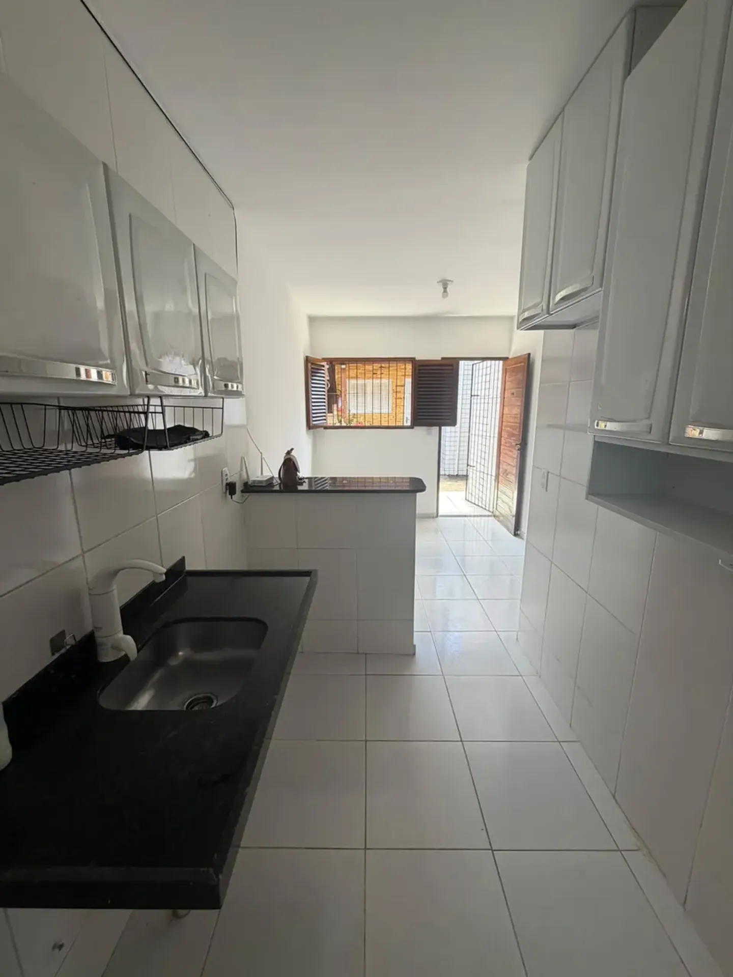 Rental house with 2 bedrooms and a glass shower enclosure — photo 8