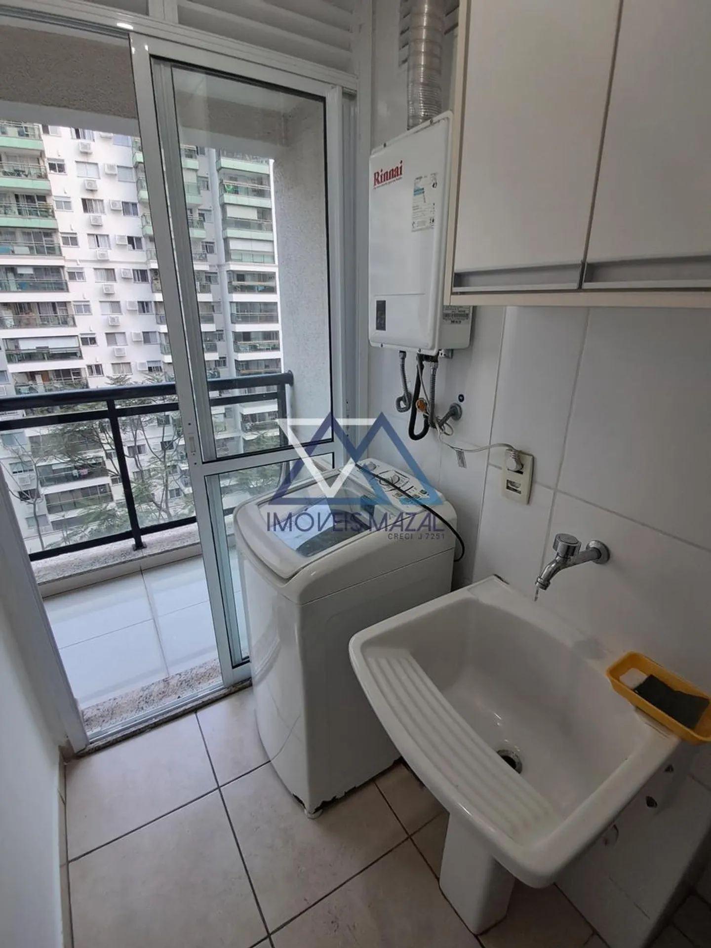 Квартира 70 м² с застеклённым балконом и камином — photo 12