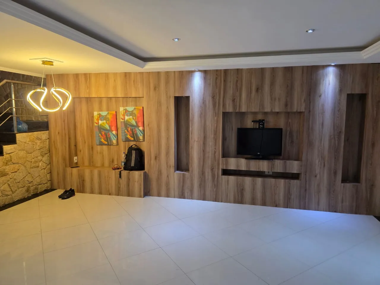 Балкон з грилем та 3 спальні: будинок 323 м² — photo 2
