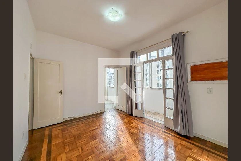 Apartamento de 3 quartos com piso de madeira ou laminado — photo 24