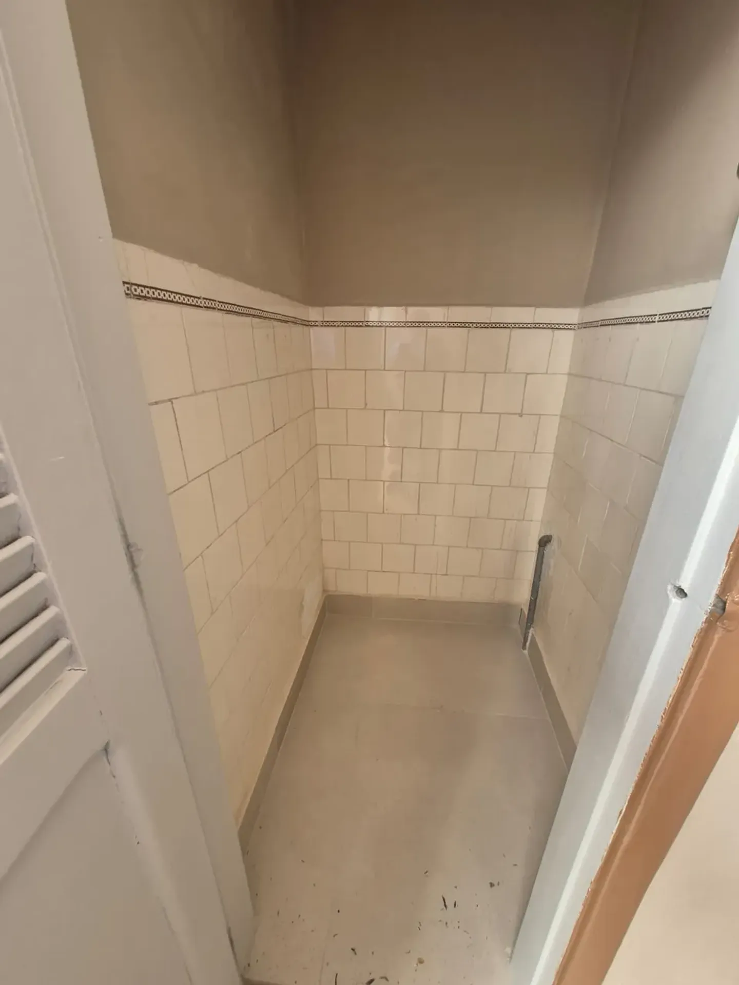 Apartamento sem mobília com cozinha planejada e tanque — photo 38