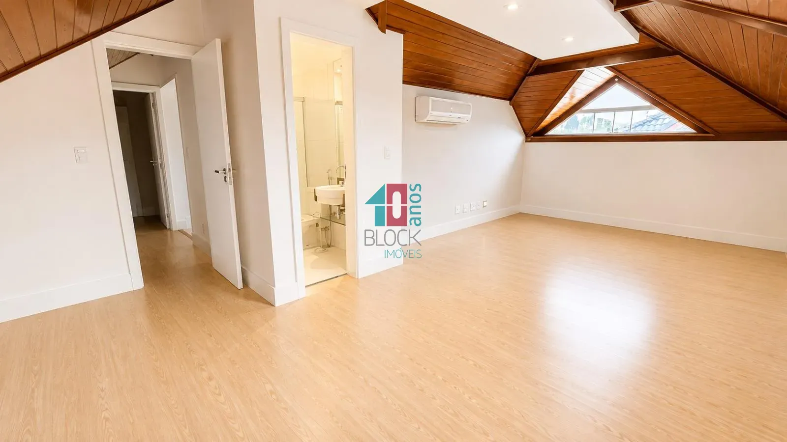 Casa triplex com 4 quartos e 3 suítes e cozinha fechada — photo 37