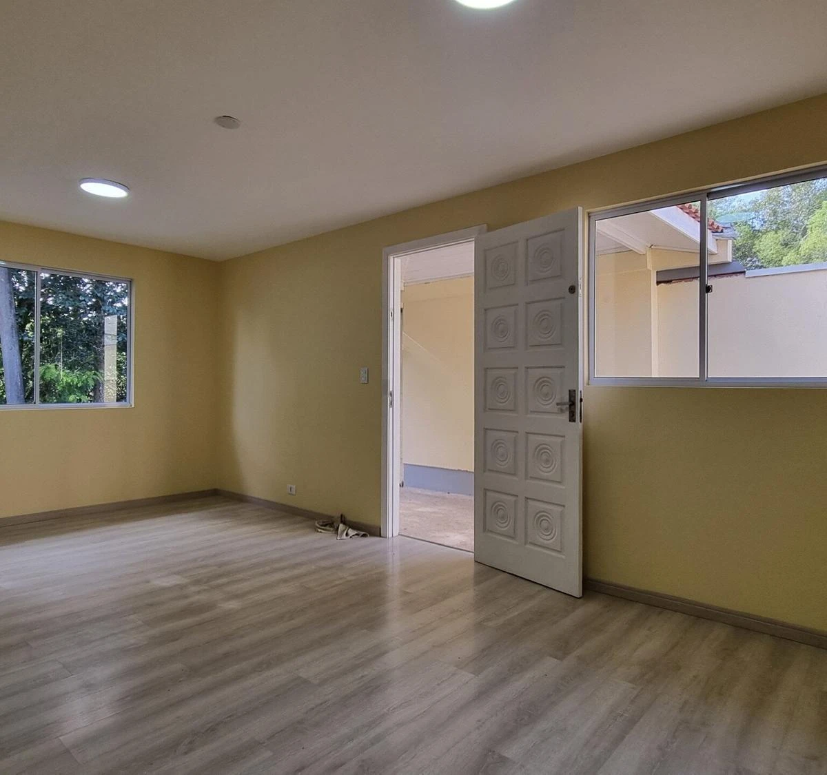 3-bedroom house with wood or laminate floors — photo 9