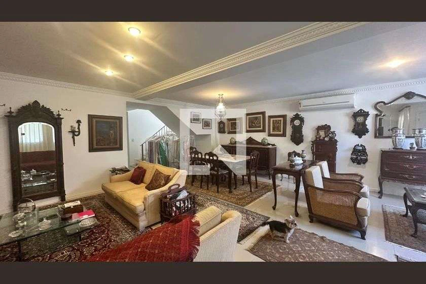 Casa em condomínio com 5 suítes e piscina privativa