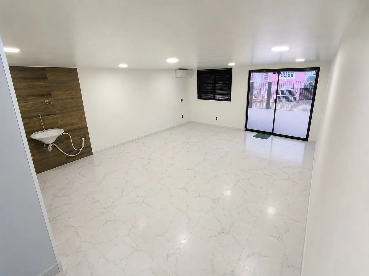 Unfurnished apartment with a balcony and 1 bedroom