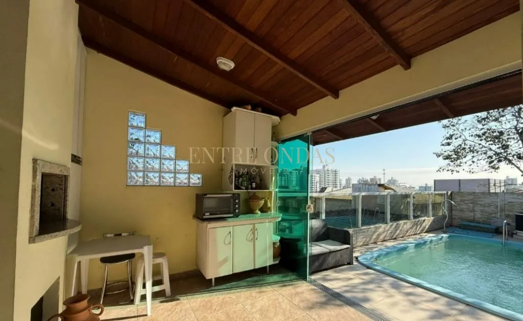 400 m² house with a private pool and a dishwasher — photo 47