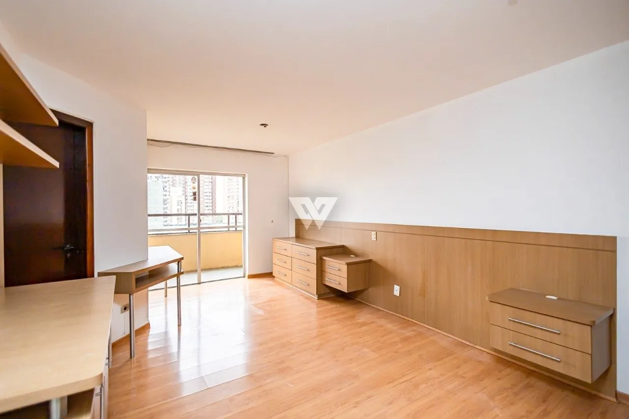 Apartment with wood floors, 4 bedrooms and glass balcony — photo 10