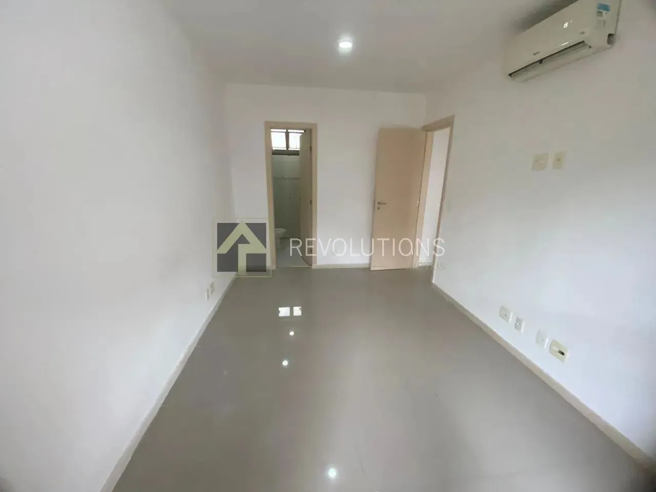 3-bedroom apartment with 3 bathrooms and balcony — photo 11