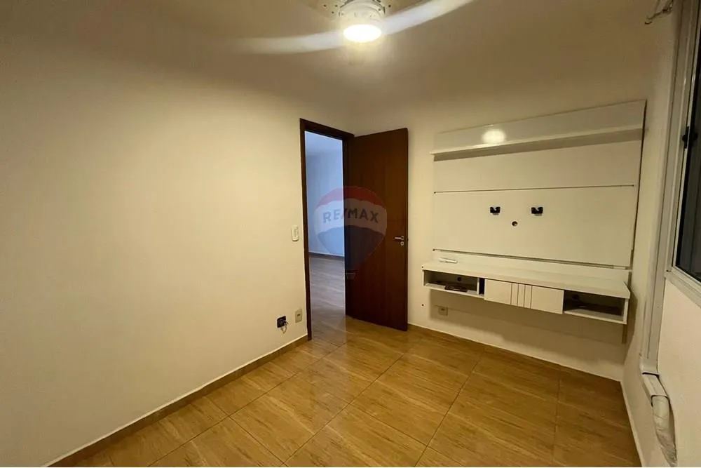2-bedroom apartment in a building with a gym — photo 9