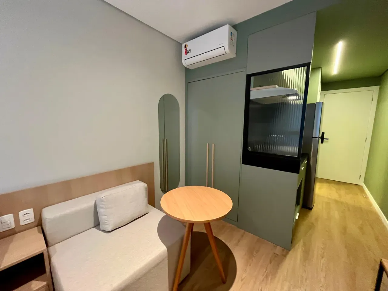 One-bedroom apartment in a building with a coworking space — photo 2