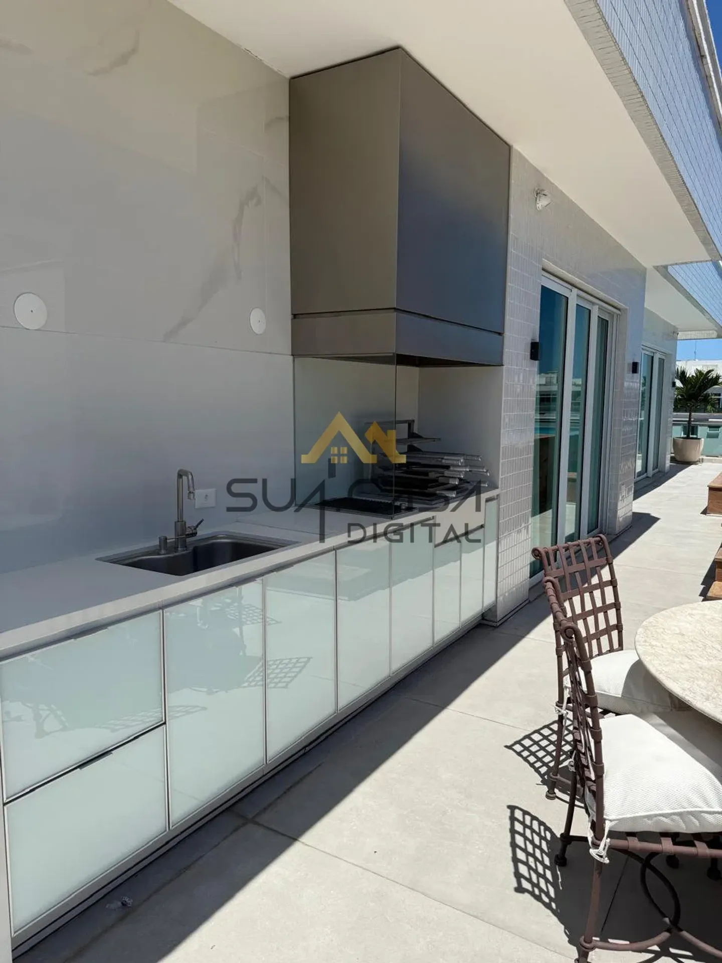 4-bedroom apartment with a water view — photo 27