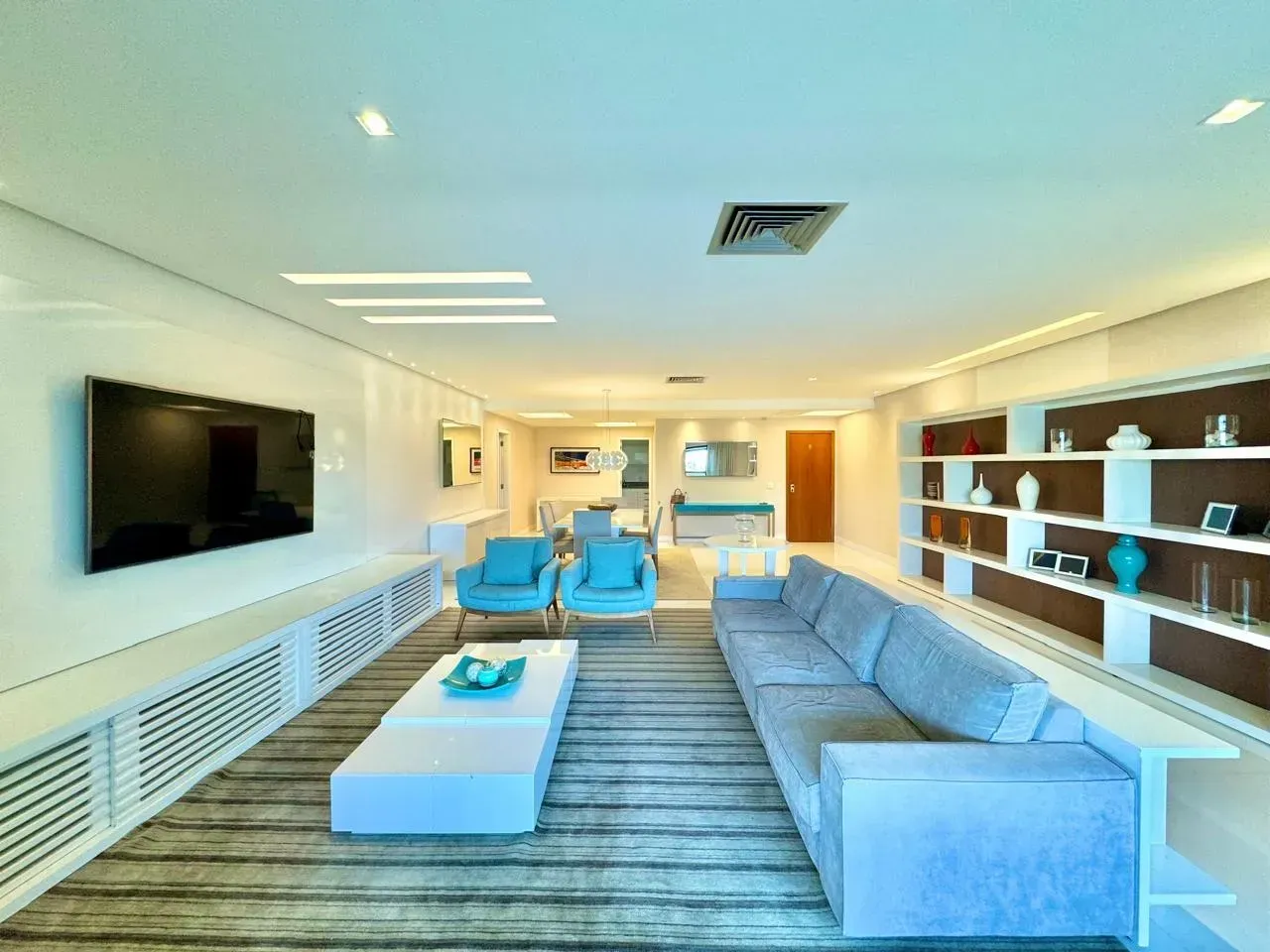 4-bedroom apartment in a building with a heated pool — photo 3