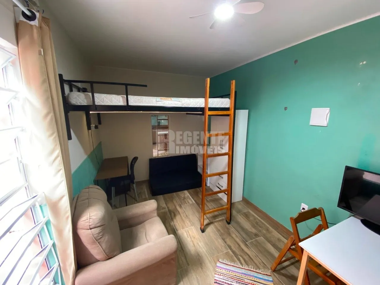 Furnished 18 m² studio kitnet with a work desk