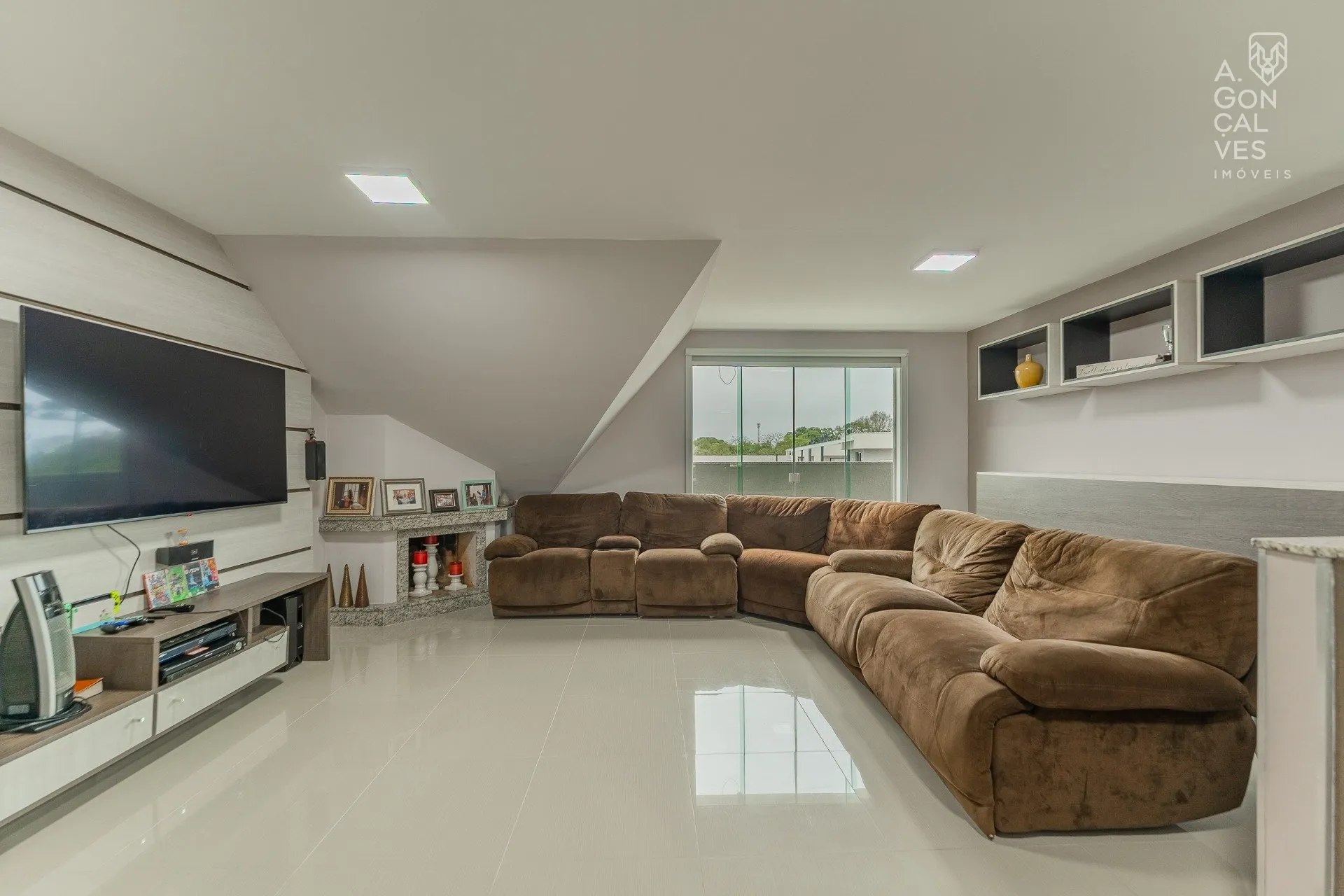 House with 3 bedrooms and a closed kitchen with gas stove — photo 24