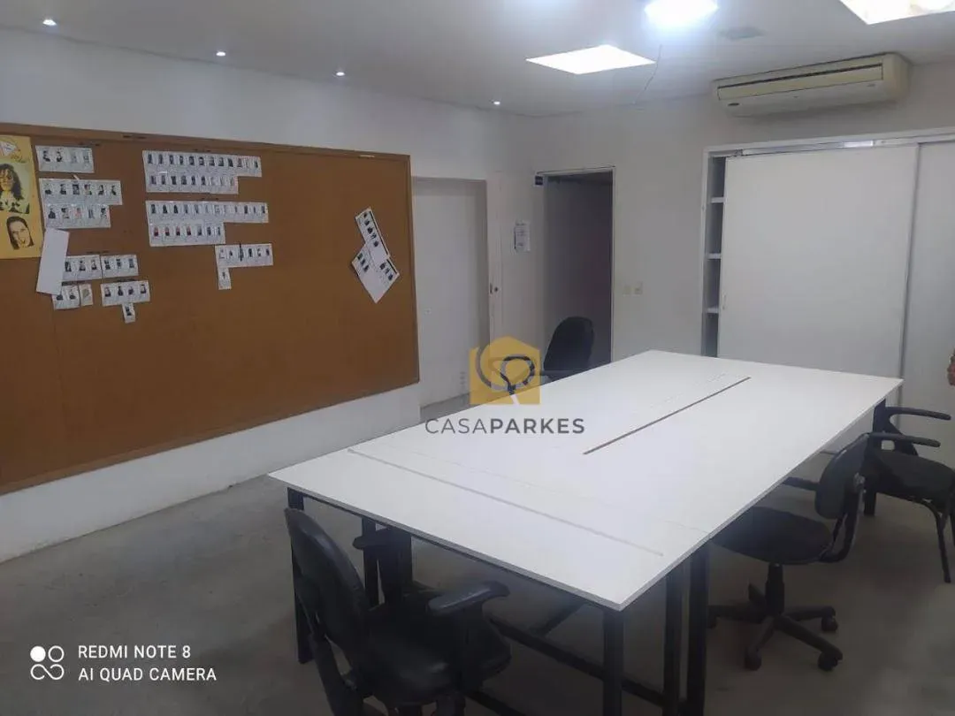 Casa com 2 dormitórios e piso de madeira na sala — photo 30