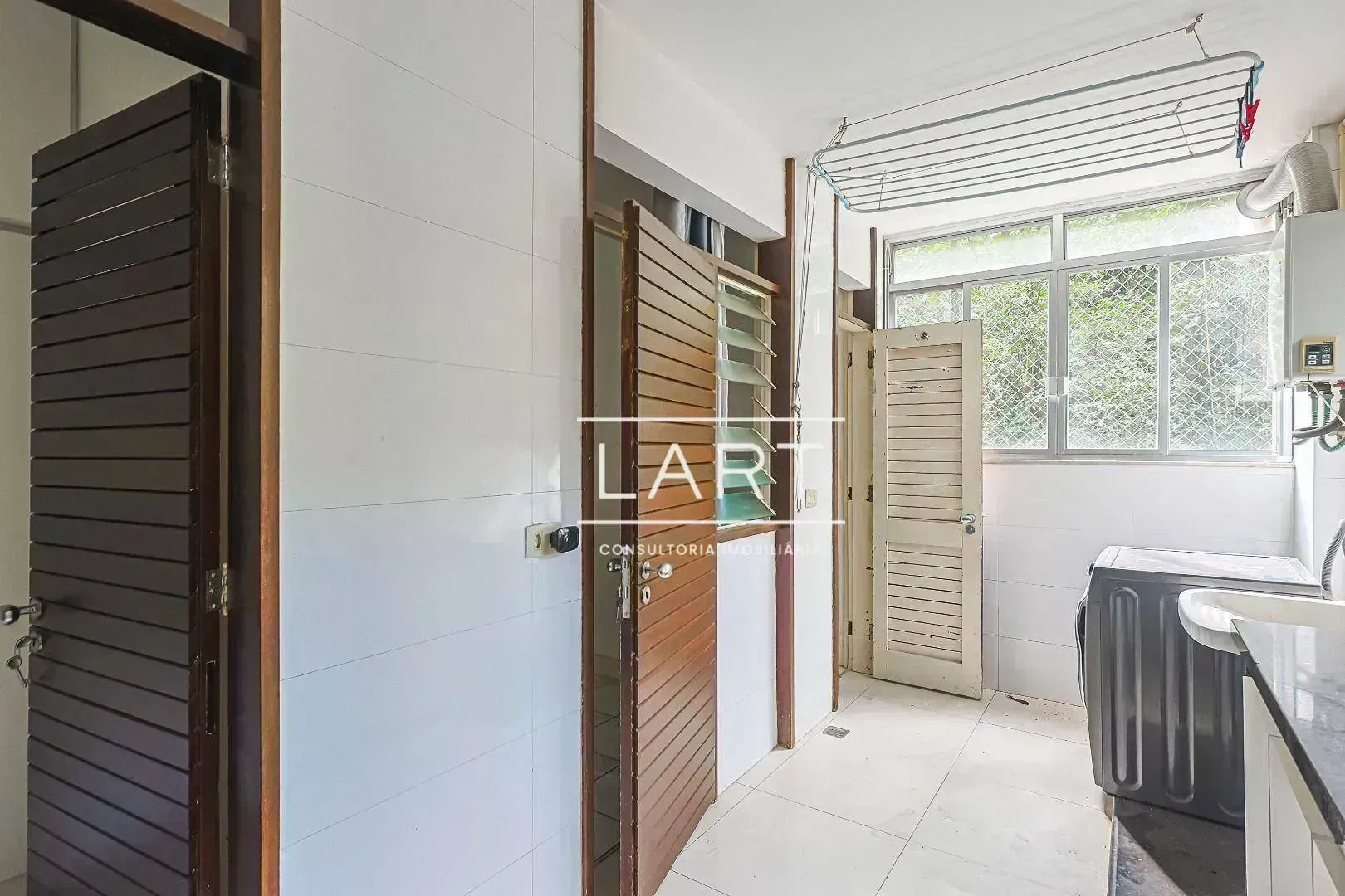 3-bedroom apartment with glassed-in balcony and 160 m² — photo 34
