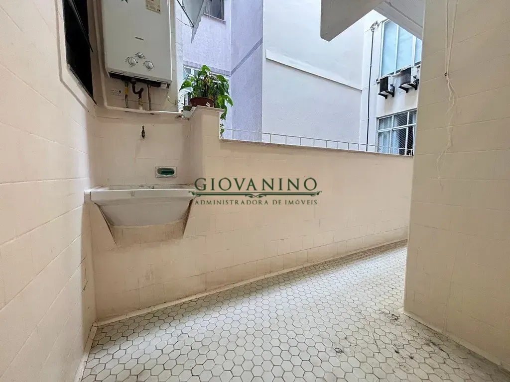 Wood or laminate floors in a 2-bedroom apartment, 91 m² — photo 13