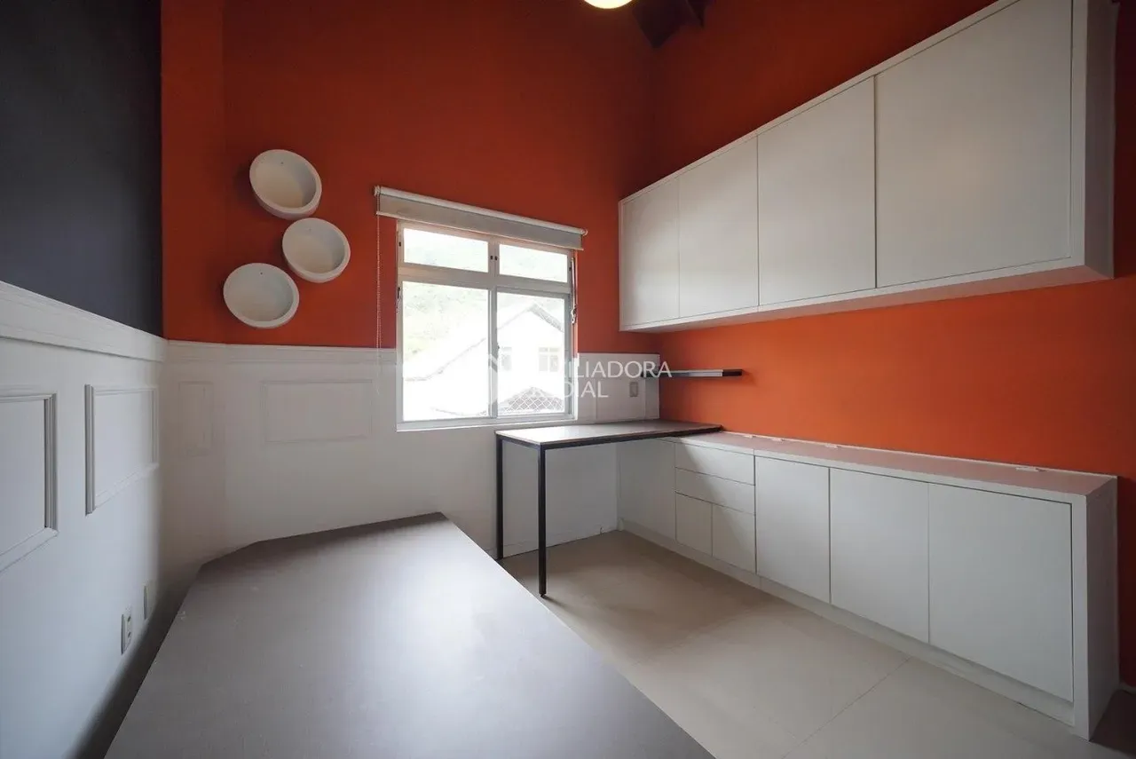 Walk-in closet in a 3-bedroom house, 140 m² — photo 12