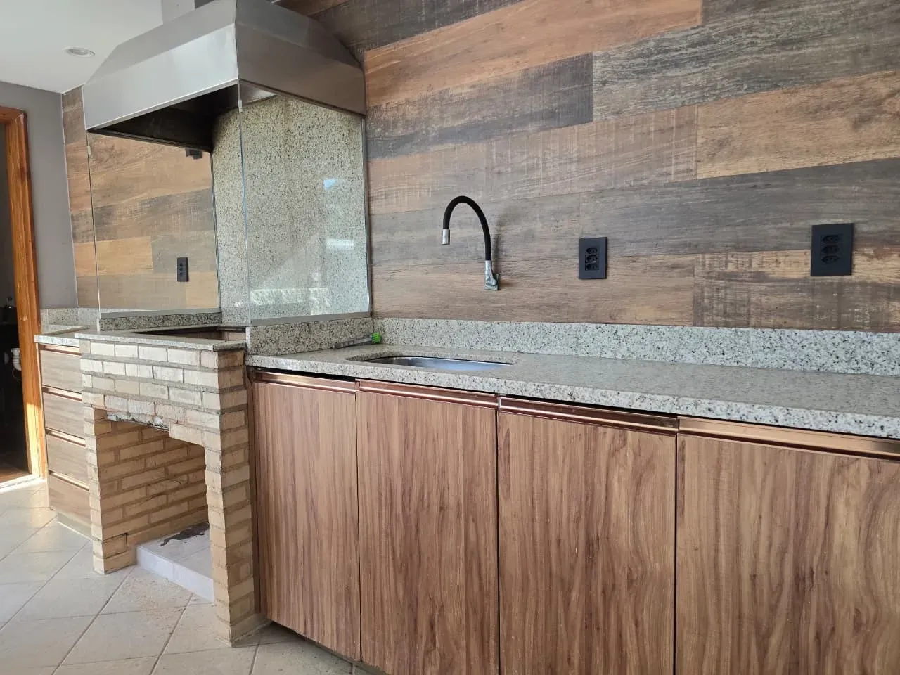 Будинок на 450 м² з 4 спальнями та кухнею з газом — photo 48