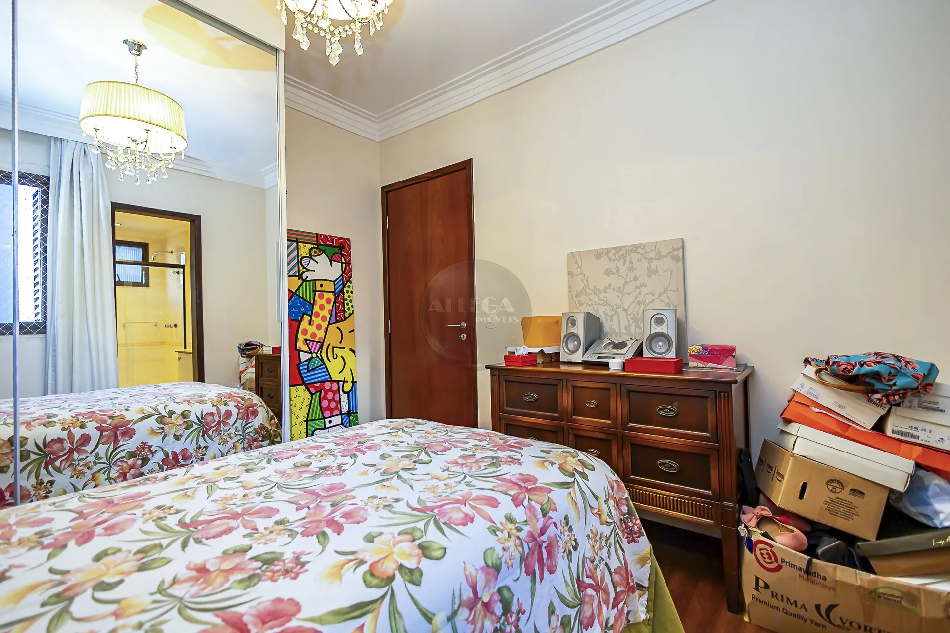 Apartamento com 4 quartos e piso de madeira na sala — photo 30