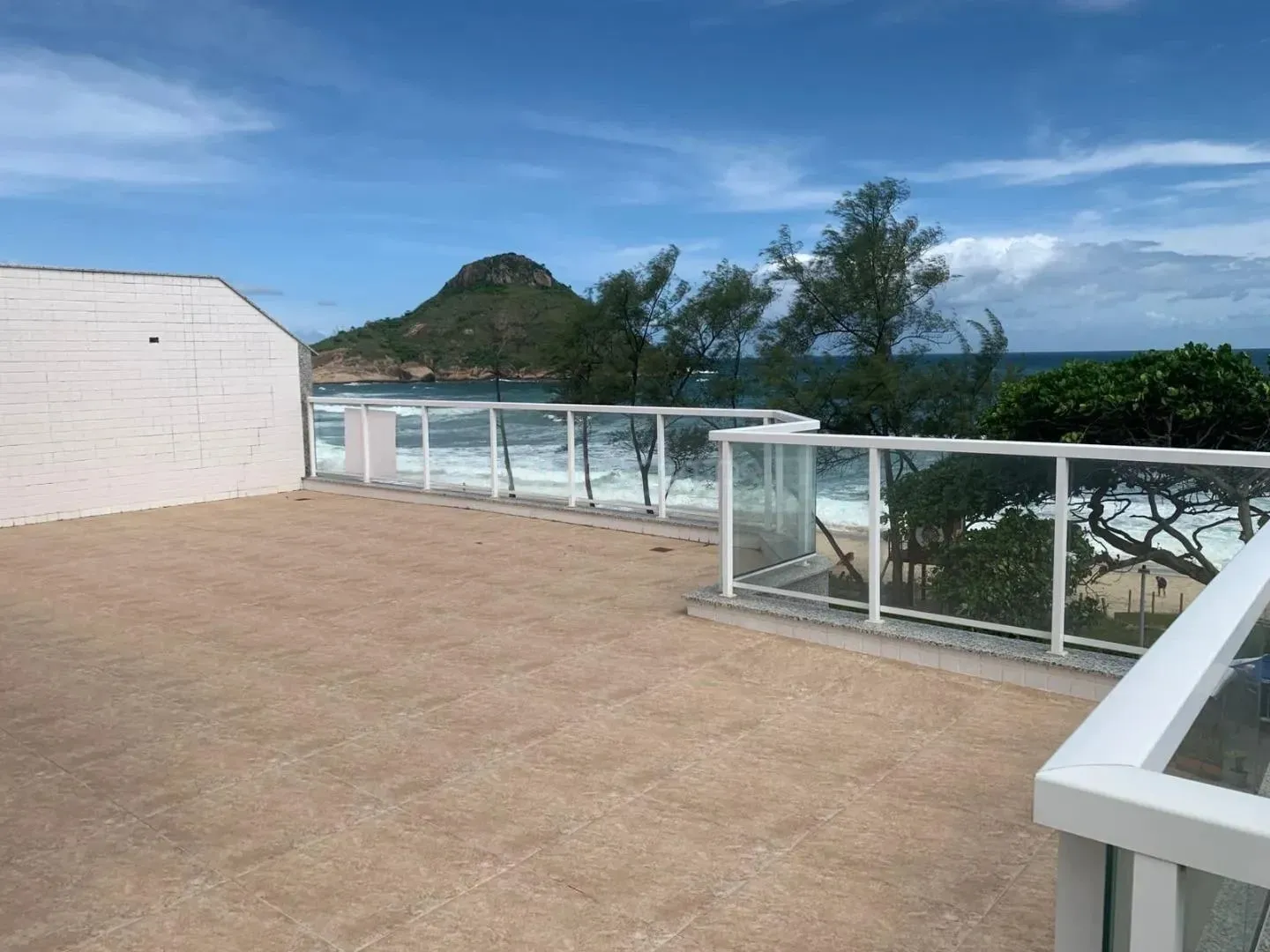 Glass-enclosed balcony in a 4-bedroom apartment, 240 m²
