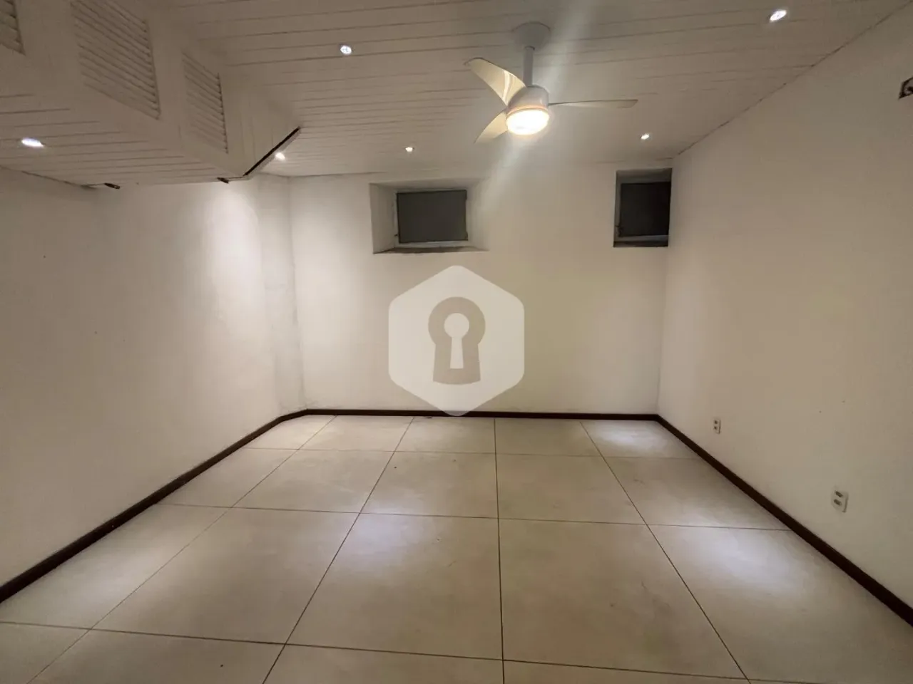 House with 2 bedrooms and 2 bathrooms plus 4 parking — photo 4