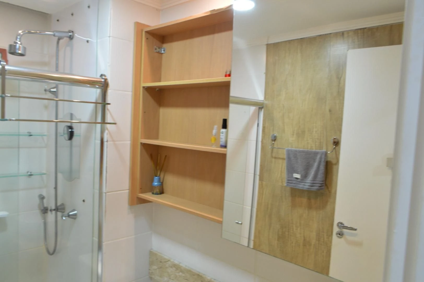 Квартира з 2 спальнями та кухнею відкритого планування — photo 18