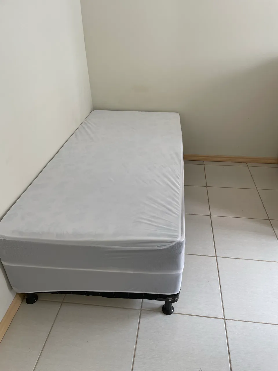 Unfurnished studio with glass shower and 1 bathroom — photo 12