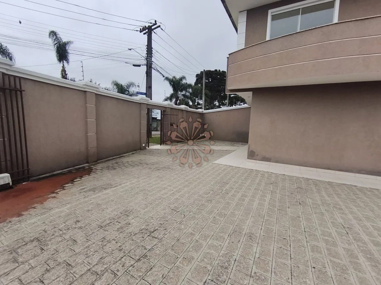 House with 3 bedrooms and 3 bathrooms across 250 m² — photo 3