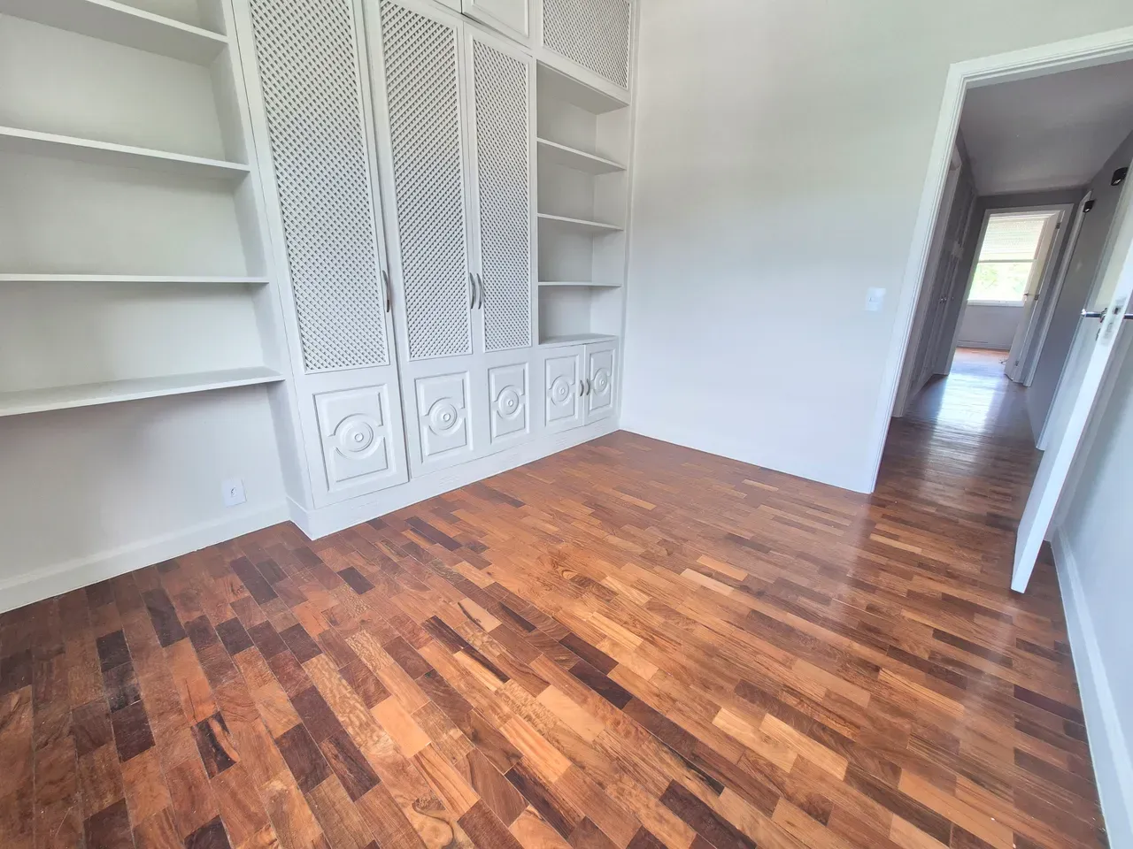 Unfurnished 4-bedroom apartment with a private garden — photo 23