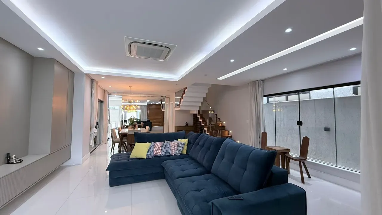 House with 6 bedrooms and an open kitchen with gas stove — photo 4