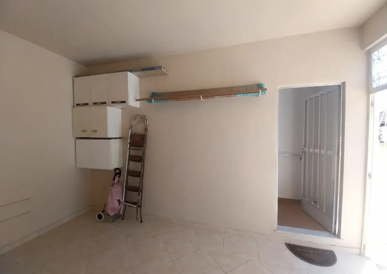 3-bedroom apartment with a closed kitchen and gas stove — photo 14