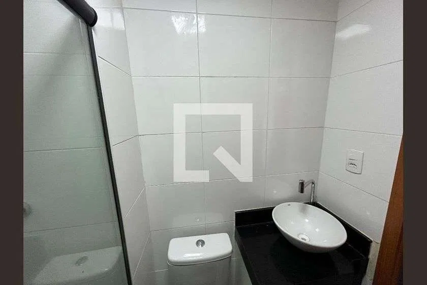 Apartamento de 2 quartos em condomínio com piscina