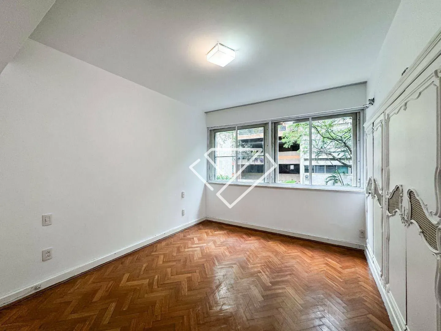 Home office in a 3-bedroom apartment, 189 m² — photo 10