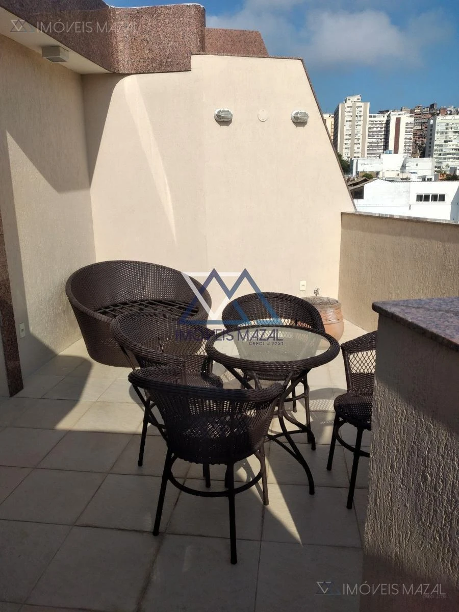 Glass-enclosed balcony in a one-bedroom apartment, 102 m² — photo 34