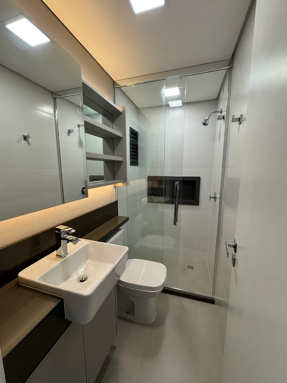 One-bedroom apartment in a building with a gym — photo 7