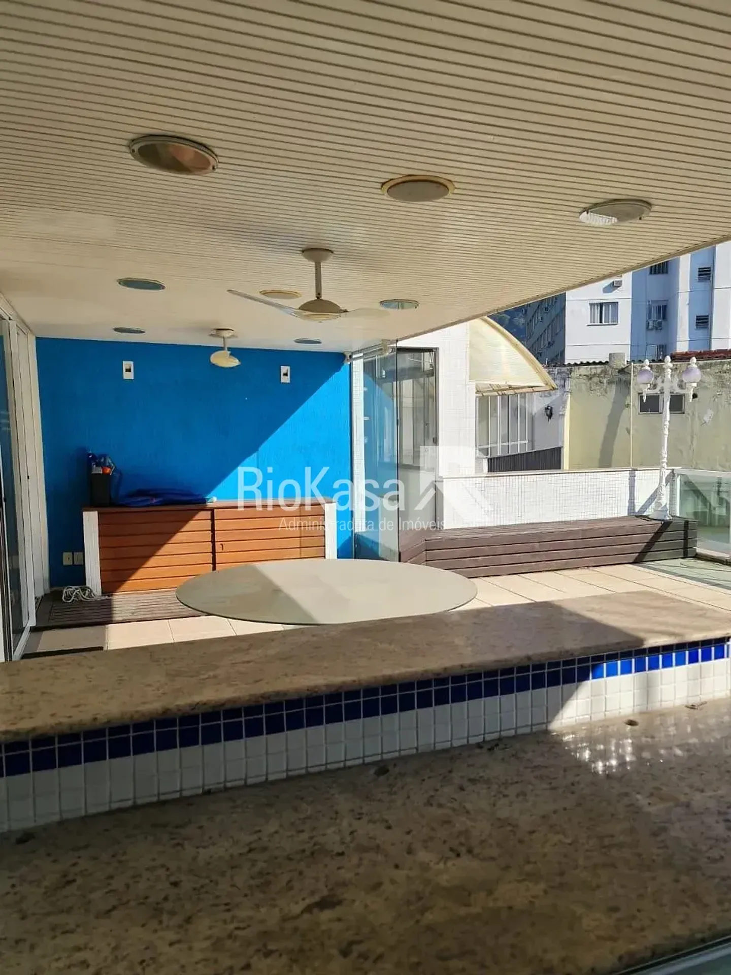 4-bedroom apartment in a building with a pool — photo 36