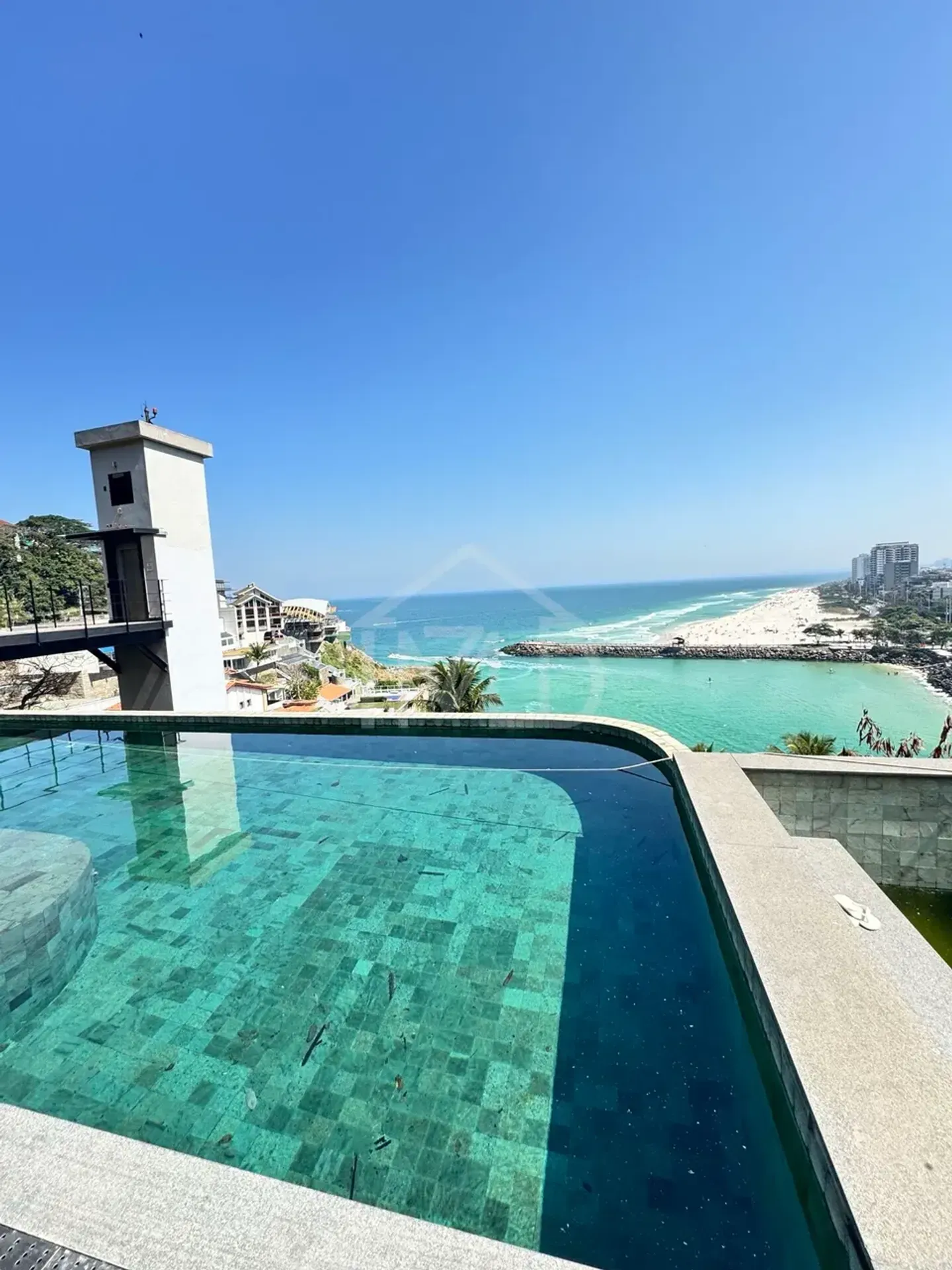 House with 7 en-suite bedrooms and a private balcony — photo 33