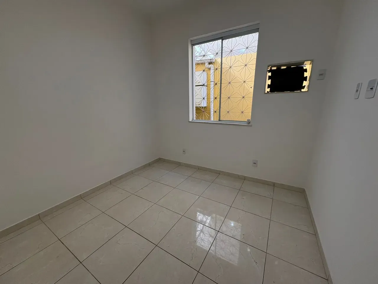 Unfurnished apartment with a closed-off kitchen — photo 4
